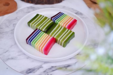 Kue Lapis ya da Rainbow katmanlı kek, pirinç unu ve hindistan cevizi sütünden yapılan geleneksel Endonezya tatlısı, katman katman pişmiş. Seçici odak.