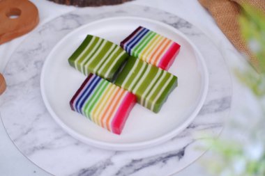 Kue Lapis ya da Rainbow katmanlı kek, pirinç unu ve hindistan cevizi sütünden yapılan geleneksel Endonezya tatlısı, katman katman pişmiş. Seçici odak.