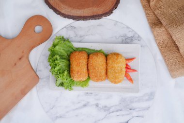 Beyaz tabakta kızarmış kroket. Seçici odak.