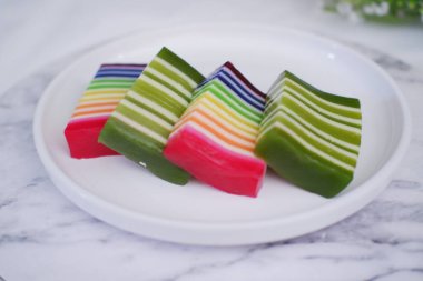 Kue Lapis ya da Rainbow katmanlı kek, pirinç unu ve hindistan cevizi sütünden yapılan geleneksel Endonezya tatlısı, katman katman pişmiş. Seçici odak.