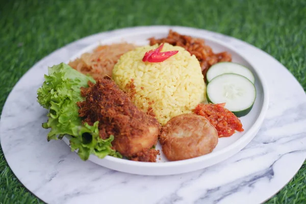 Nasi Kuning Bergaya Indonesia Dengan Ayam Cincang Piring Putih Dengan — Stok Foto