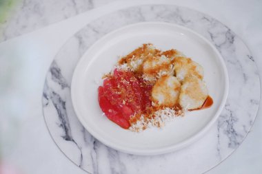 Taze ve Lezzetli Sabah Yemeği ve Tabakta Tatlı Yemek