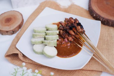 Fıstık soslu tavuklu satay.