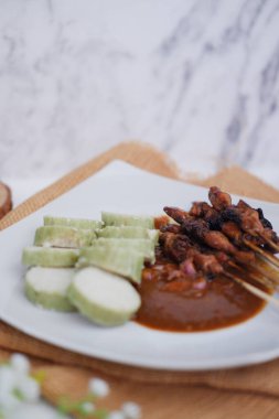 Fıstık soslu tavuklu satay.