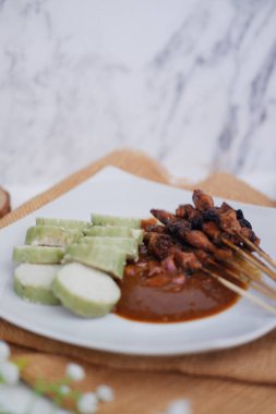 Fıstık soslu tavuklu satay.