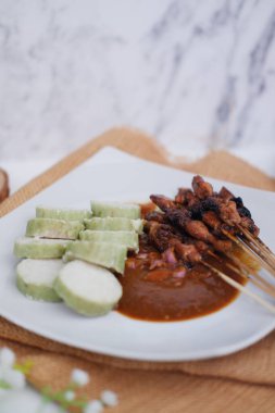 Fıstık soslu tavuklu satay.