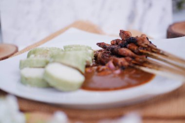 Fıstık soslu tavuklu satay.