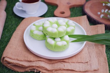 Kue Putu Ayu, pirinç unu, pandan yapraklarından yapılan geleneksel bir Endonezya aperatifi, rendelenmiş hindistan cevizi..