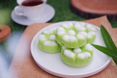 Kue Putu Ayu, pirinç unu, pandan yapraklarından yapılan geleneksel bir Endonezya aperatifi, rendelenmiş hindistan cevizi..