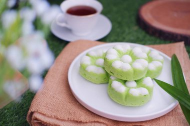 Kue Putu Ayu, pirinç unu, pandan yapraklarından yapılan geleneksel bir Endonezya aperatifi, rendelenmiş hindistan cevizi..