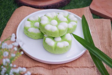 Kue Putu Ayu, pirinç unu, pandan yapraklarından yapılan geleneksel bir Endonezya aperatifi, rendelenmiş hindistan cevizi..