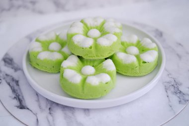 Kue Putu Ayu, pirinç unu, pandan yapraklarından yapılan geleneksel bir Endonezya aperatifi, rendelenmiş hindistan cevizi..
