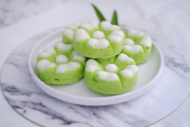 Kue Putu Ayu, pirinç unu, pandan yapraklarından yapılan geleneksel bir Endonezya aperatifi, rendelenmiş hindistan cevizi..