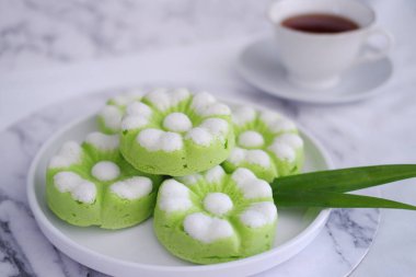 Kue Putu Ayu, pirinç unu, pandan yapraklarından yapılan geleneksel bir Endonezya aperatifi, rendelenmiş hindistan cevizi..