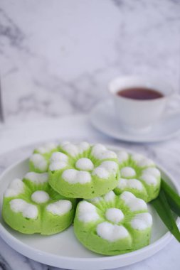 Kue Putu Ayu, pirinç unu, pandan yapraklarından yapılan geleneksel bir Endonezya aperatifi, rendelenmiş hindistan cevizi..