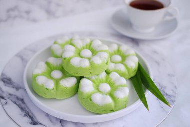 Kue Putu Ayu, pirinç unu, pandan yapraklarından yapılan geleneksel bir Endonezya aperatifi, rendelenmiş hindistan cevizi..