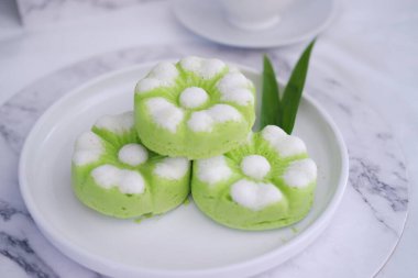 Kue Putu Ayu, pirinç unu, pandan yapraklarından yapılan geleneksel bir Endonezya aperatifi, rendelenmiş hindistan cevizi..