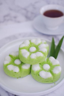 Kue Putu Ayu, pirinç unu, pandan yapraklarından yapılan geleneksel bir Endonezya aperatifi, rendelenmiş hindistan cevizi..