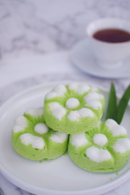 Kue Putu Ayu, pirinç unu, pandan yapraklarından yapılan geleneksel bir Endonezya aperatifi, rendelenmiş hindistan cevizi..