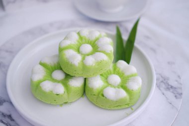 Kue Putu Ayu, pirinç unu, pandan yapraklarından yapılan geleneksel bir Endonezya aperatifi, rendelenmiş hindistan cevizi..