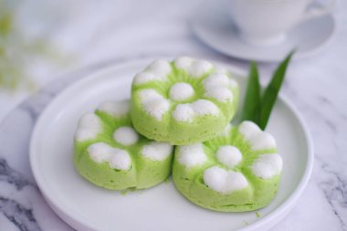 Kue Putu Ayu, pirinç unu, pandan yapraklarından yapılan geleneksel bir Endonezya aperatifi, rendelenmiş hindistan cevizi..