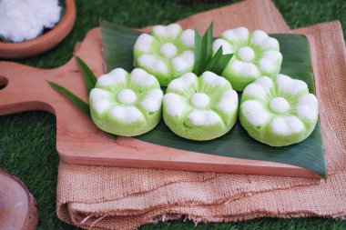 Kue Putu Ayu, pirinç unu, pandan yapraklarından yapılan geleneksel bir Endonezya aperatifi, rendelenmiş hindistan cevizi..