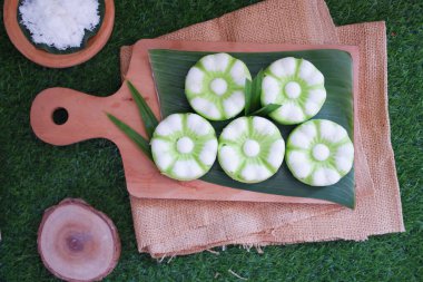 Kue Putu Ayu, pirinç unu, pandan yapraklarından yapılan geleneksel bir Endonezya aperatifi, rendelenmiş hindistan cevizi..