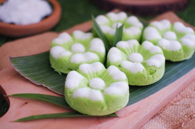 Kue Putu Ayu, pirinç unu, pandan yapraklarından yapılan geleneksel bir Endonezya aperatifi, rendelenmiş hindistan cevizi..