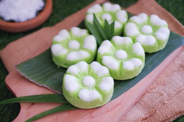 Kue Putu Ayu, pirinç unu, pandan yapraklarından yapılan geleneksel bir Endonezya aperatifi, rendelenmiş hindistan cevizi..