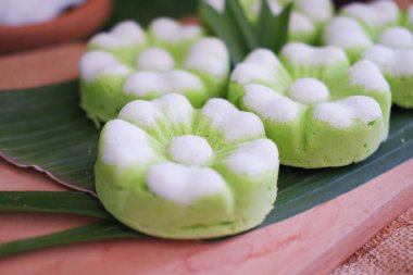 Kue Putu Ayu, pirinç unu, pandan yapraklarından yapılan geleneksel bir Endonezya aperatifi, rendelenmiş hindistan cevizi..