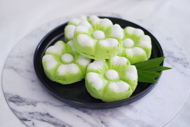 Kue Putu Ayu, pirinç unu, pandan yapraklarından yapılan geleneksel bir Endonezya aperatifi, rendelenmiş hindistan cevizi..
