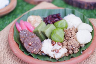 Jenang Madura tipik bir Endonezya yiyeceğidir. Siyah yapışkan pirinç, lapa iliği, jenang grendul ve kırmızı incilerden oluşur. Palmiye şekeri ve hindistan cevizi sütü verilmiştir.