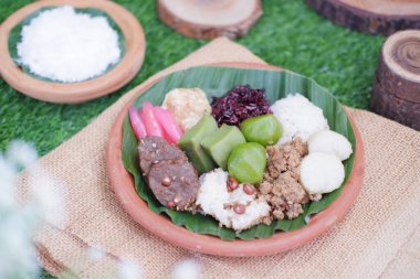 Jenang Madura tipik bir Endonezya yiyeceğidir. Siyah yapışkan pirinç, lapa iliği, jenang grendul ve kırmızı incilerden oluşur. Palmiye şekeri ve hindistan cevizi sütü verilmiştir.