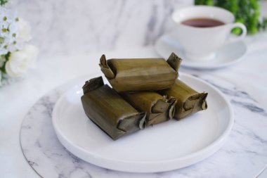 Arem-arem, muz yapraklarına sarılmış sebze, tavuk, et veya tempeh ile doldurulmuş geleneksel bir pirinç yemeği. Arem-arem kahvaltıda çok popüler.