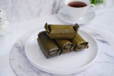 Arem-arem, muz yapraklarına sarılmış sebze, tavuk, et veya tempeh ile doldurulmuş geleneksel bir pirinç yemeği. Arem-arem kahvaltıda çok popüler.