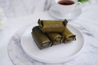 Arem-arem, muz yapraklarına sarılmış sebze, tavuk, et veya tempeh ile doldurulmuş geleneksel bir pirinç yemeği. Arem-arem kahvaltıda çok popüler.