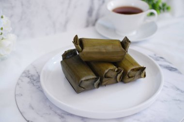 Arem-arem, muz yapraklarına sarılmış sebze, tavuk, et veya tempeh ile doldurulmuş geleneksel bir pirinç yemeği. Arem-arem kahvaltıda çok popüler.