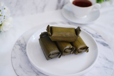 Arem-arem, muz yapraklarına sarılmış sebze, tavuk, et veya tempeh ile doldurulmuş geleneksel bir pirinç yemeği. Arem-arem kahvaltıda çok popüler.