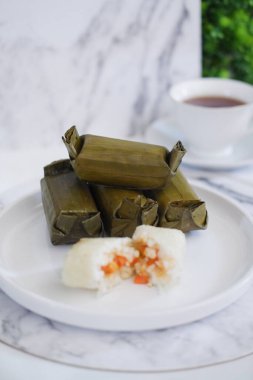 Arem-arem, muz yapraklarına sarılmış sebze, tavuk, et veya tempeh ile doldurulmuş geleneksel bir pirinç yemeği. Arem-arem kahvaltıda çok popüler.