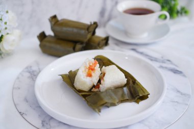 Arem-arem, muz yapraklarına sarılmış sebze, tavuk, et veya tempeh ile doldurulmuş geleneksel bir pirinç yemeği. Arem-arem kahvaltıda çok popüler.