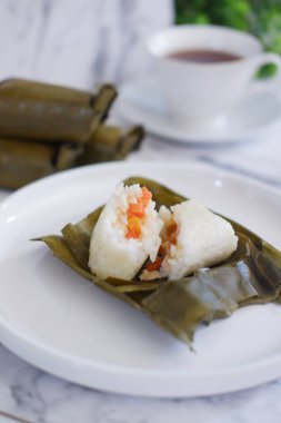 Arem-arem, muz yapraklarına sarılmış sebze, tavuk, et veya tempeh ile doldurulmuş geleneksel bir pirinç yemeği. Arem-arem kahvaltıda çok popüler.