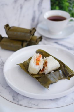 Arem-arem, muz yapraklarına sarılmış sebze, tavuk, et veya tempeh ile doldurulmuş geleneksel bir pirinç yemeği. Arem-arem kahvaltıda çok popüler.