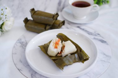 Arem-arem, muz yapraklarına sarılmış sebze, tavuk, et veya tempeh ile doldurulmuş geleneksel bir pirinç yemeği. Arem-arem kahvaltıda çok popüler.