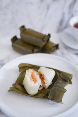 Arem-arem, muz yapraklarına sarılmış sebze, tavuk, et veya tempeh ile doldurulmuş geleneksel bir pirinç yemeği. Arem-arem kahvaltıda çok popüler.