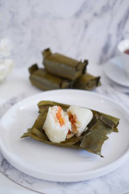 Arem-arem, muz yapraklarına sarılmış sebze, tavuk, et veya tempeh ile doldurulmuş geleneksel bir pirinç yemeği. Arem-arem kahvaltıda çok popüler.