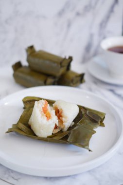 Arem-arem, muz yapraklarına sarılmış sebze, tavuk, et veya tempeh ile doldurulmuş geleneksel bir pirinç yemeği. Arem-arem kahvaltıda çok popüler.