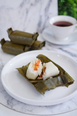 Arem-arem, muz yapraklarına sarılmış sebze, tavuk, et veya tempeh ile doldurulmuş geleneksel bir pirinç yemeği. Arem-arem kahvaltıda çok popüler.