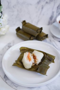 Arem-arem, muz yapraklarına sarılmış sebze, tavuk, et veya tempeh ile doldurulmuş geleneksel bir pirinç yemeği. Arem-arem kahvaltıda çok popüler.