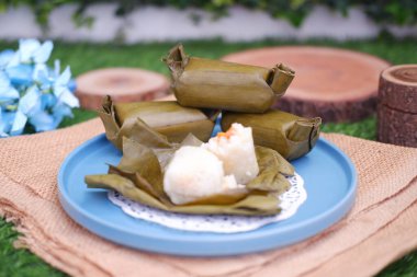 Arem-arem, muz yapraklarına sarılmış sebze, tavuk, et veya tempeh ile doldurulmuş geleneksel bir pirinç yemeği. Arem-arem kahvaltıda çok popüler.