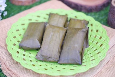 Geleneksel Endonezya tatlısı muz yaprağına sarılmış ya da haşlanmış pirinç..